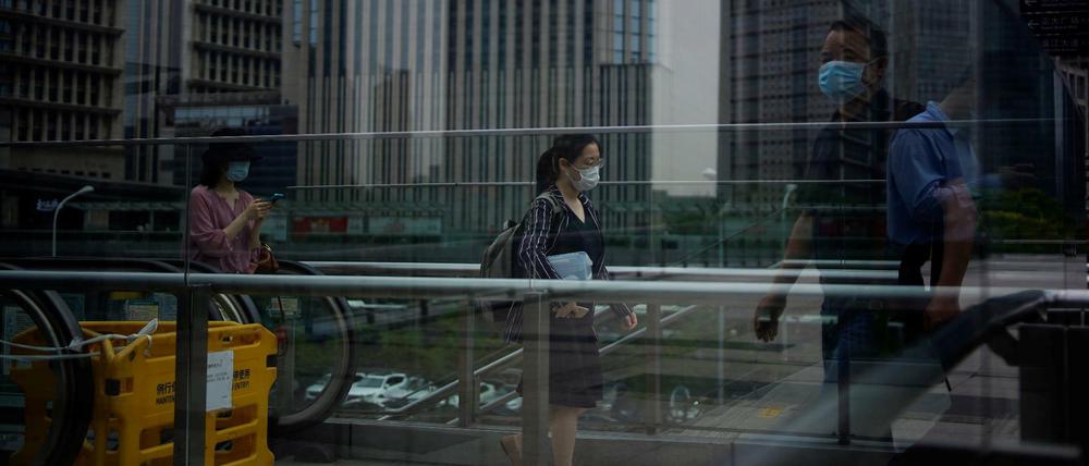 Frau in Shanghai, einem der Wirtschaftszentren in China. Deutsche Politiker wollen nun den Dialog mit China stärken.