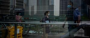 Frau in Shanghai, einem der Wirtschaftszentren in China. Deutsche Politiker wollen nun den Dialog mit China stärken.