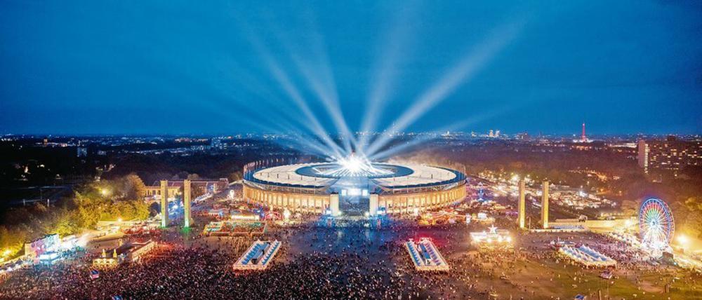 Raum für Möglichkeiten. Olympiastadion und Maifeld während des Lollapalooza Festivals 2019 vom Olympia-Glockenturm aus gesehen.