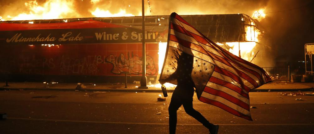 Am Montag kam der Afroamerikaner George Floyd in Minneapolis gewaltsam zu Tode. In den Tagen danach entbrannten dort zum Teil gewaltsame Proteste.
