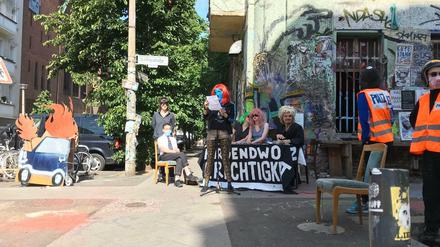 Vor dem Haus in der Liebigstraße wurde der Prozess als Theaterstück nachgespielt.