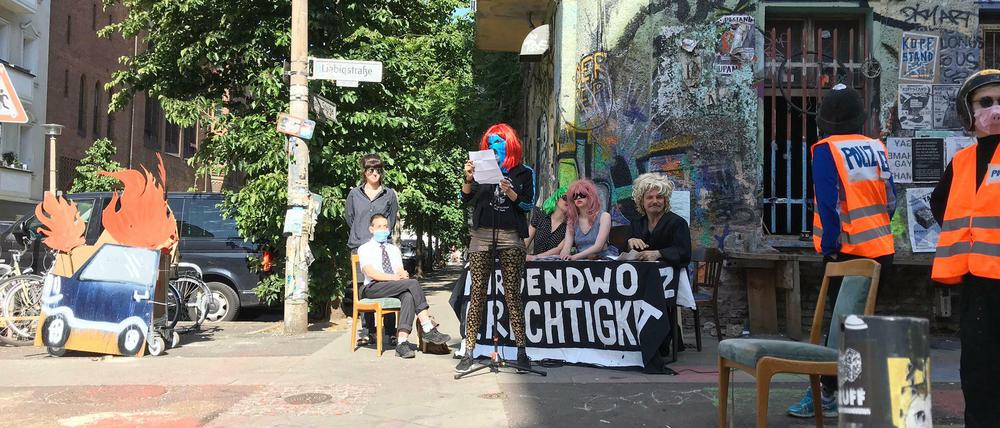 Vor dem Haus in der Liebigstraße wurde der Prozess als Theaterstück nachgespielt.