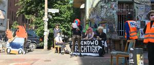 Vor dem Haus in der Liebigstraße wurde der Prozess als Theaterstück nachgespielt.