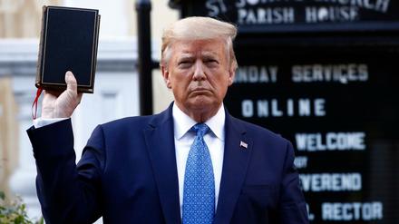 US-Präsident Donald Trump hält eine Bibel hoch, während er die St. John's Episcopal Church gegenüber des Weißen Hauses besucht. 