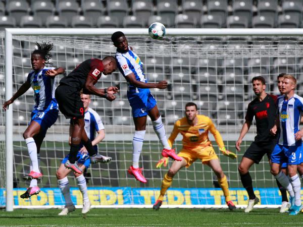 Luftige Angelegenheit: Zwischen Hertha BSC und dem FC Augsburg ging es zur Sache.