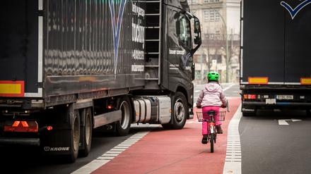 Der „Radstreifen in Mittellage“ ist eine Gefahr – besonders für viele unerfahrene Radfahrer.