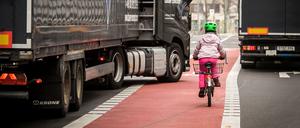 Der „Radstreifen in Mittellage“ ist eine Gefahr – besonders für viele unerfahrene Radfahrer.