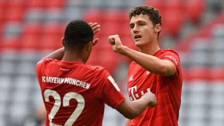 Benjamin Pavard (r) war der Mann der ersten halben Stunde.