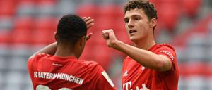 Benjamin Pavard (r) war der Mann der ersten halben Stunde.