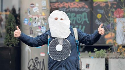 Zwangseinweisen?  Derzeit werden gerne viele jener, die gegen Corona-Maßnahmen protestieren, von anderen, die auch nicht unbedingt viel Ahnung haben, für dringend therapiebedürftig erklärt. Doch die Sache ist ganz so einfach nicht. 