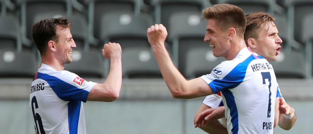 Neuer Berliner Jubel. Seit der Wiederaufnahme des Spielbetriebs in der Bundesliga sind Vladimir Darida (l.) und Krzysztof Piatek mit Hertha BSC noch ungeschlagen.