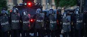 Polizisten bei einer Demonstration gegen Rassismus in Detroit am 31. Mai.