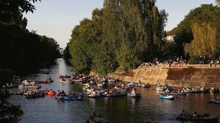 Buntes Treiben auf dem Landwehrkanal. Ein Bild vom 9. Mai 2020 – trotz strenger Corona-Kontaktbeschränkungen.
