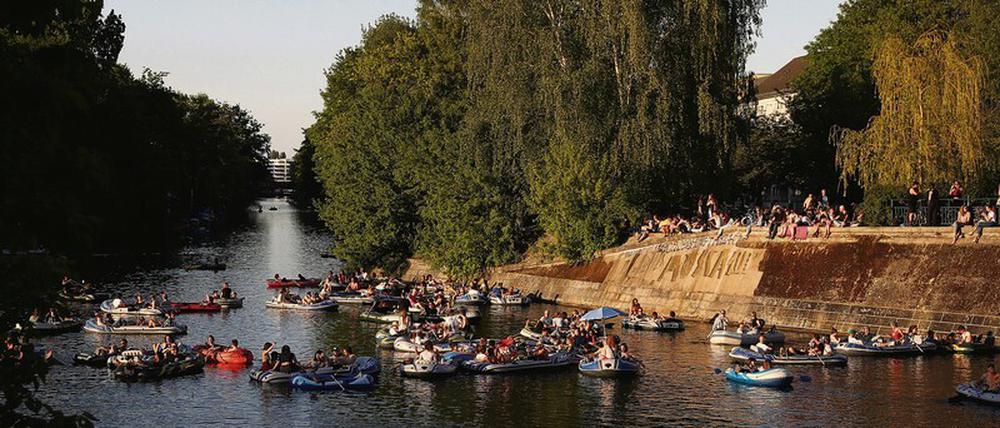 Buntes Treiben auf dem Landwehrkanal. Ein Bild vom 9. Mai 2020 – trotz strenger Corona-Kontaktbeschränkungen. 
