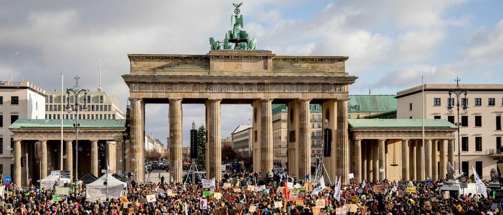 Teilnehmer einer Kundgebung von Fridays For Future und einem großen NGO-Bündnis in Berlin (Archivbild).