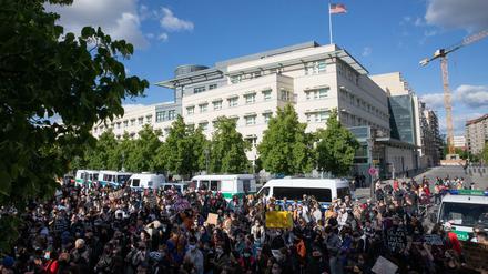 Teilnehmer einer Kundgebung gegen den gewaltsamen Tod des Afroamerikaners George Floyd durch einen weißen Polizisten.