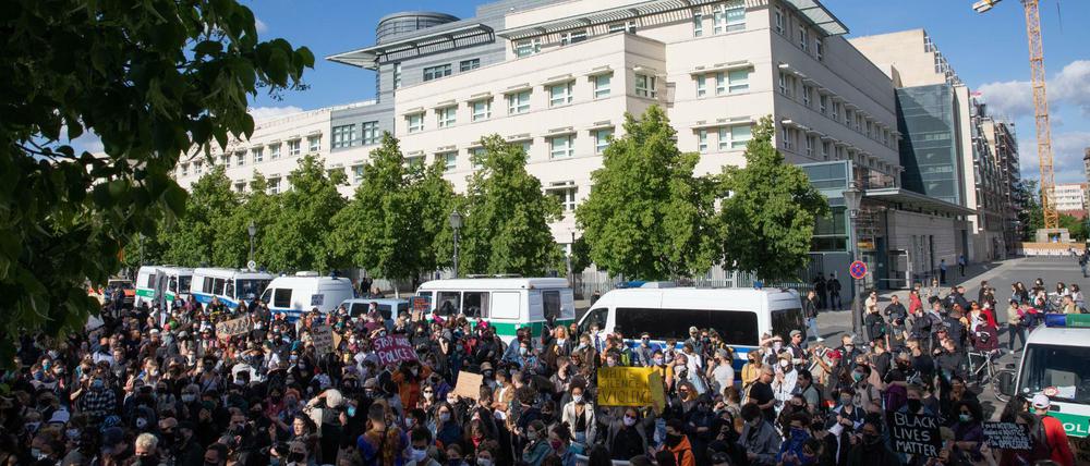 Teilnehmer einer Kundgebung gegen den gewaltsamen Tod des Afroamerikaners George Floyd durch einen weißen Polizisten.