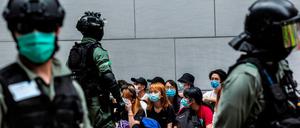 Hongkonger Polizisten nehmen am Mittwoch eine Gruppe Demonstranten fest. 