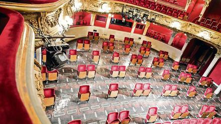  dBusiness Class. Gelichtete Sitzreihen im Parkett des Berliner Ensembles. 