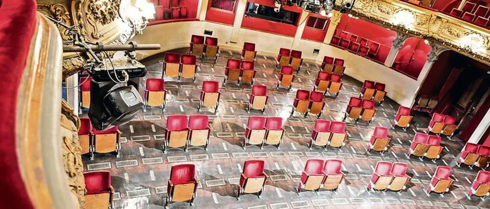  dBusiness Class. Gelichtete Sitzreihen im Parkett des Berliner Ensembles. 