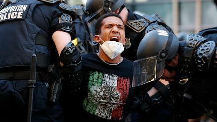 Ein Demonstrant wird von der Polizei bei einem Protest in der Nähe des Weißen Hauses abgeführt.