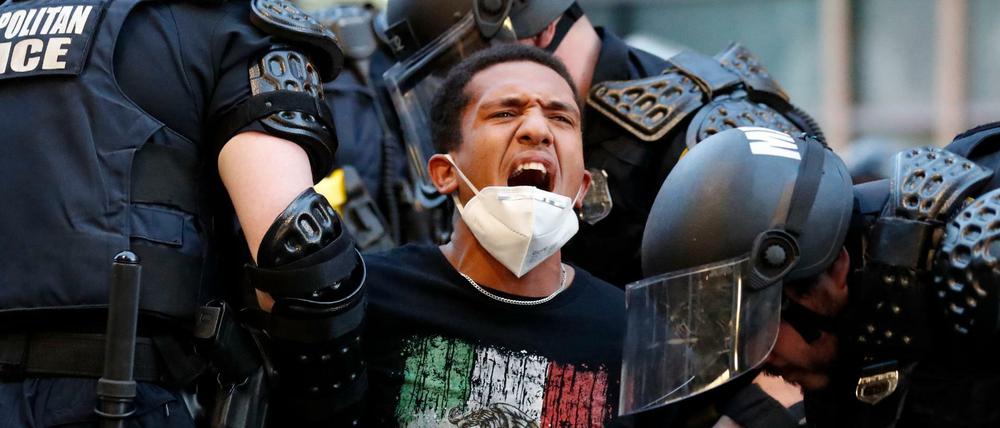 Ein Demonstrant wird von der Polizei bei einem Protest in der Nähe des Weißen Hauses abgeführt.