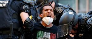 Ein Demonstrant wird von der Polizei bei einem Protest in der Nähe des Weißen Hauses abgeführt.