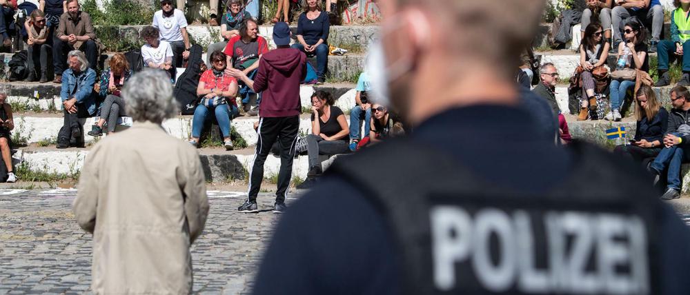 Einsatz im Grünen. Am Pfingstmontag waren manche Besucher Mauerparks nicht so friedlich wie auf dem Foto vom Wochenende.
