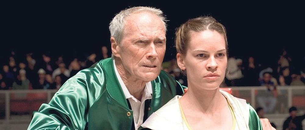 Eine Legende vor und hinter der Kamera. Clint Eastwood neben seiner Hauptdarstellerin Hilary Swank in dem Boxdrama „Million Dollar Baby“ .