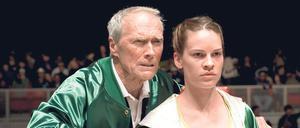 Eine Legende vor und hinter der Kamera. Clint Eastwood neben seiner Hauptdarstellerin Hilary Swank in dem Boxdrama „Million Dollar Baby“ .