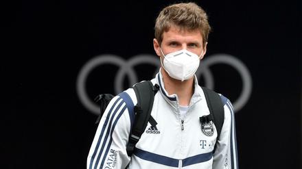 Auch für Fußball-Profis Pflicht: Thomas Müller mit Mund-Nasen.Schutz.