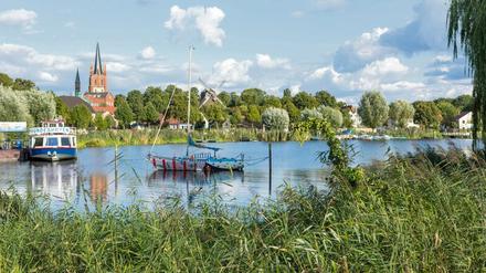Wer über die Brücke läuft, wird mit diesem Blick empfangen. Der Dampfer schippert um die Insel herum. 