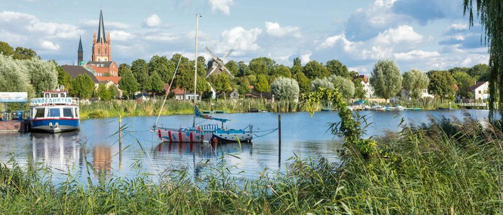 Wer über die Brücke läuft, wird mit diesem Blick empfangen. Der Dampfer schippert um die Insel herum. 
