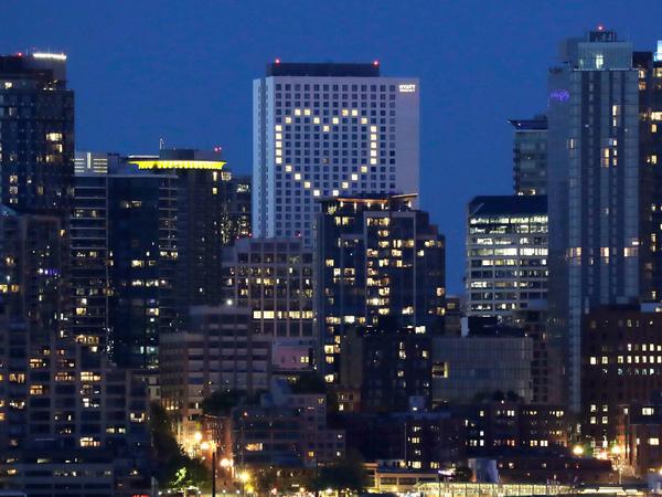 Nächtliche Solidaritätsbezeugung in Zeichen von Corona in Downtown Seattle.