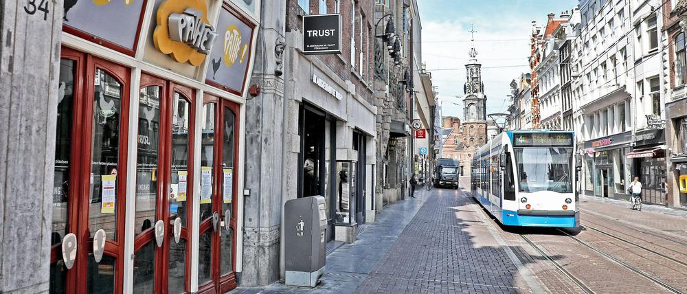 Amsterdam ruht in sich. Kein Tourist fällt vom Fahrrad.