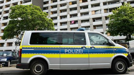 Ein Einsatzfahrzeug der Polizei steht vor dem Göttinger Iduna-Zentrum, in dem viele der Kontaktpersonen wohnen.