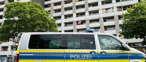 Ein Einsatzfahrzeug der Polizei steht vor dem Göttinger Iduna-Zentrum, in dem viele der Kontaktpersonen wohnen.