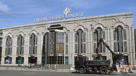 Der Berliner Friedrichstadt-Palast bleibt noch mehrere Monate geschlossen. Während der Coronakrise soll die Lüftung saniert werden.