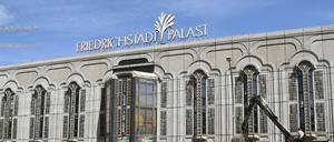 Der Berliner Friedrichstadt-Palast bleibt noch mehrere Monate geschlossen. Während der Coronakrise soll die Lüftung saniert werden.