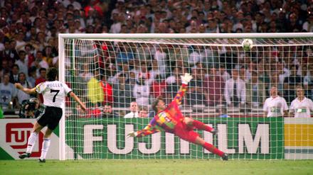 Legendär: Andreas Möller versenkt im EM-Halbfinale 1996 gegen England den entscheidenden Elfmeter zum 6:5.