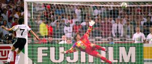 Legendär: Andreas Möller versenkt im EM-Halbfinale 1996 gegen England den entscheidenden Elfmeter zum 6:5.