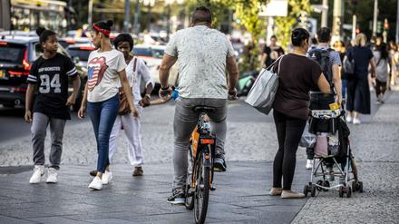 Die Berliner drängen nach draußen, nicht alle nehmen dabei Rücksicht.