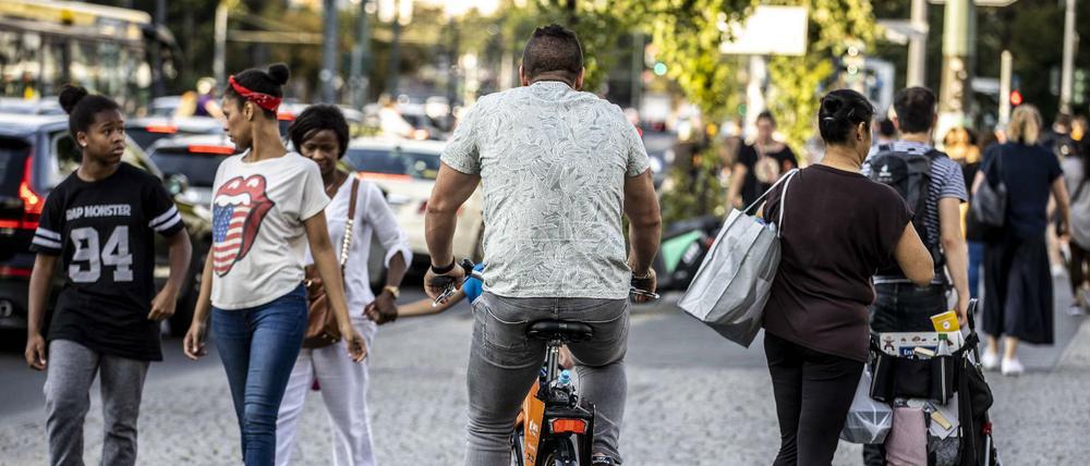 Die Berliner drängen nach draußen, nicht alle nehmen dabei Rücksicht.