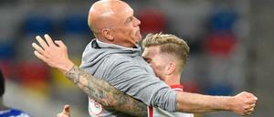 So bitte nicht! Düsseldorfs Trainer Uwe Rösler hält beim Jubeln nur Alibi-Abstand.
