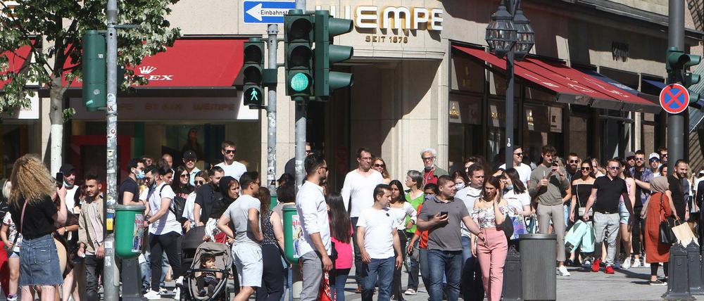 Wieder viel los: Nach der Lockerung der Schutzmaßnahmen ist die Einkaufsstraße Königsallee in Düsseldorf gut besucht.