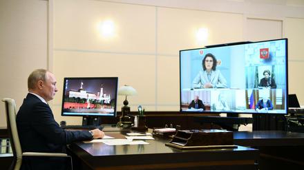 Abgeschirmt. Putin bespricht die Vorbeitungen für das Referendum. 