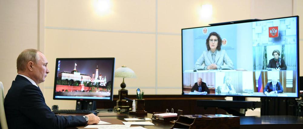 Abgeschirmt. Putin bespricht die Vorbeitungen für das Referendum. 