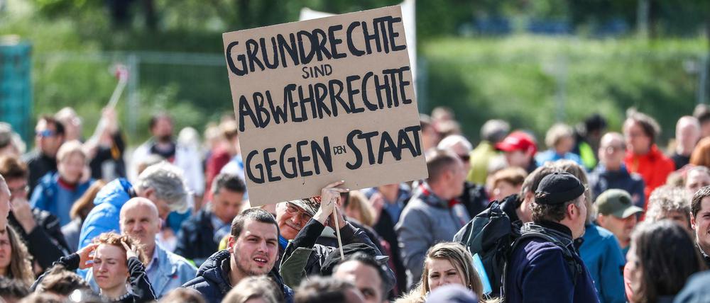 Teilnehmer einer Protestkundgebung der Initiative „Querdenken“ auf dem Cannstatter Wasen in Stuttgart