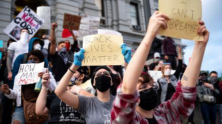 Demonstranten in Washington protestieren gegen die Polizeigewalt, die den Afro-Amerikaner George Floyd das Leben gekostet hat. 