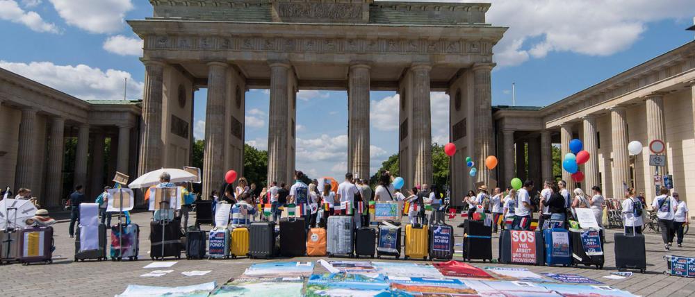 Nicht zuletzt die Tourismus-Branche nimmt Hilfen in Anspruch - und demonstriert für weitere Unterstützung in Berlin.